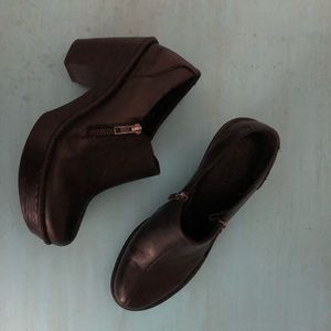 BORN side zip black leather closed clogs